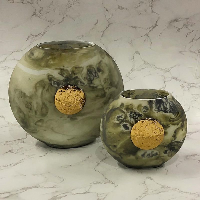 MOON VASE W/ MEDALLIOA